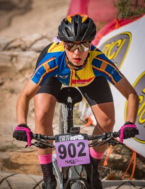 Gloria Medina MTB şampiyonasında köprüden iniyor.