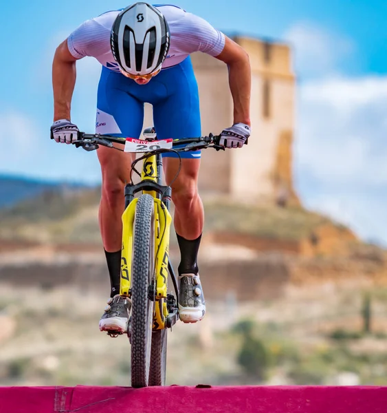 Charlie Aldridge MTB şampiyonasında köprüden yükseliyor. — Stok fotoğraf