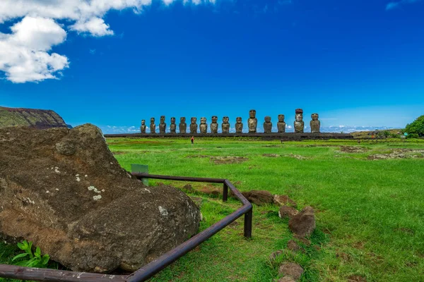 Moai tête sur le sol avec Ahu Tongariki en arrière-plan — Photo