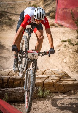 Jordan Sarrou MTB şampiyonasına katılıyor.