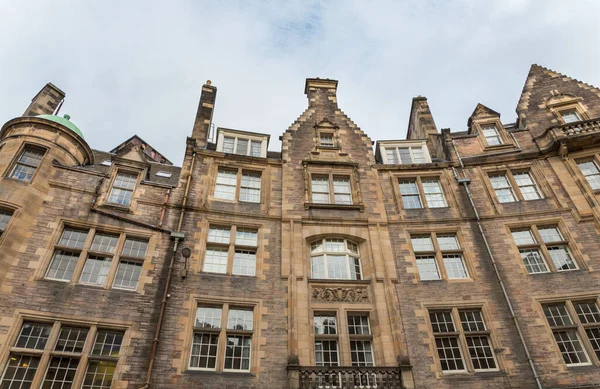 Vista frontal de fachadas vintage em Edimburgo — Fotografia de Stock