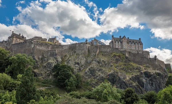 Kasteel van Edinburgh op kasteel rots — Stockfoto