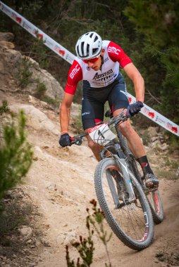 Jordan Sarrou, MTB şampiyonasında iniyor.