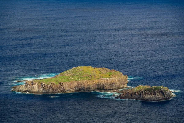 Tangata matu islets in the middle of the vast Pacific ocean — Zdjęcie stockowe