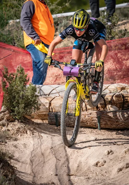 Олександр Підгорська спускається в зону стовбурів чемпіонату Mtb. — стокове фото