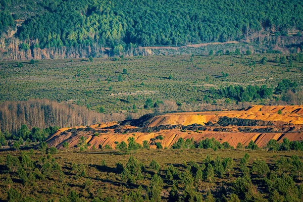 Ardósia mina na natureza com floresta de pinheiros — Fotografia de Stock