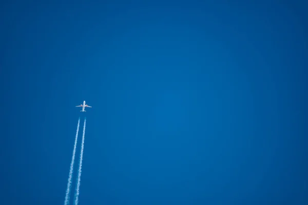 След самолета, пересекающий небо снизу слева вверх — стоковое фото