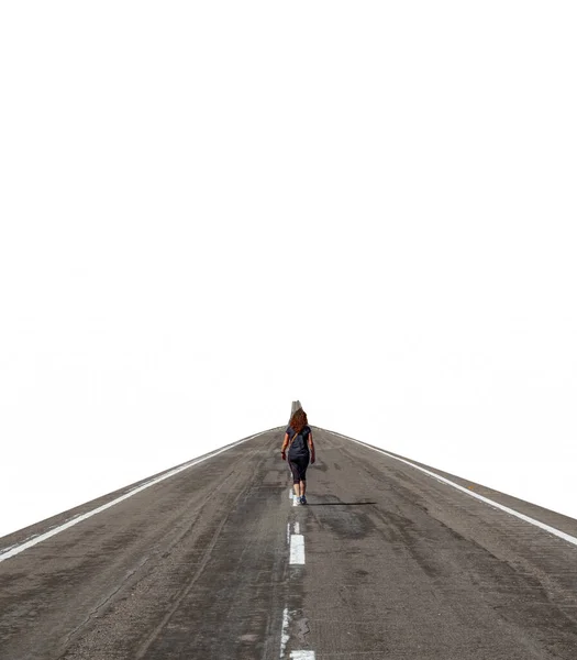 Vue arrière de la femme marchant le long de la route avec fond blanc — Photo