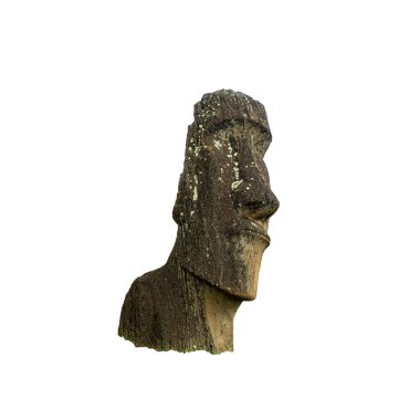 İkonik moai heykeli beyaz arkaplanda izole görünüyor