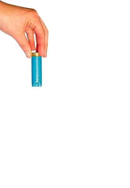 Vrouw hand houden verspilde jacht cartridge over wit — Stockfoto