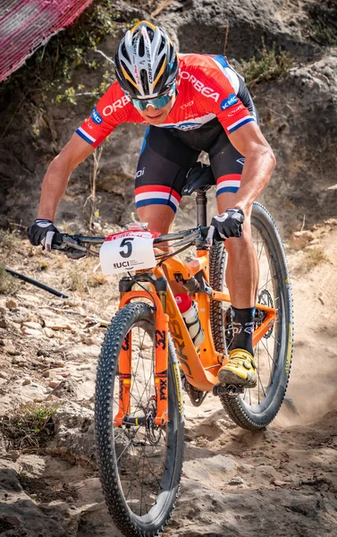 Milan vader MTB rider descendiendo rápidamente en el campeonato MTB XCO —  Fotos de Stock