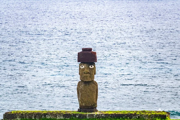 Ahu Ko Te Riku moai s očima v Rapa Nui proti oceánu — Stock fotografie