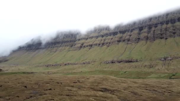 Високі круті пагорби і туман — стокове відео