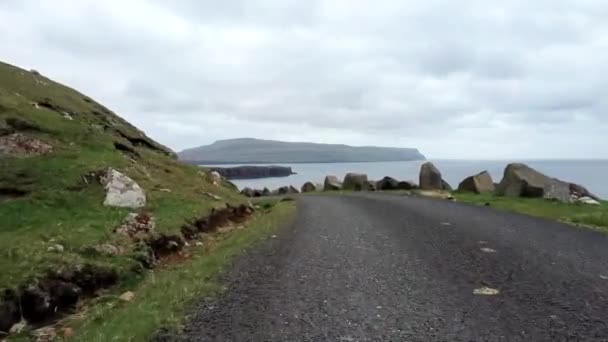 海の崖の近くの道路 — ストック動画