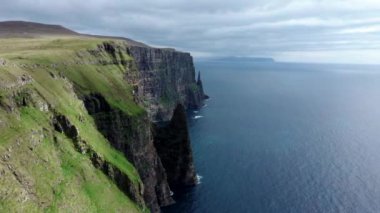 Faroe Adaları 'ndaki dik kıyı şeridinde kayan kamera.