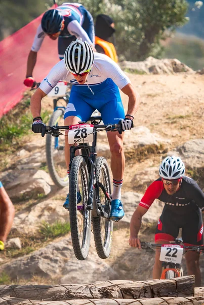 Sean Flynn jumps the trunks participating in MTB championship — Stock Photo, Image