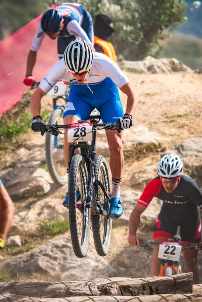 Sean Flynn salta los baúles participando en el campeonato MTB —  Fotos de Stock