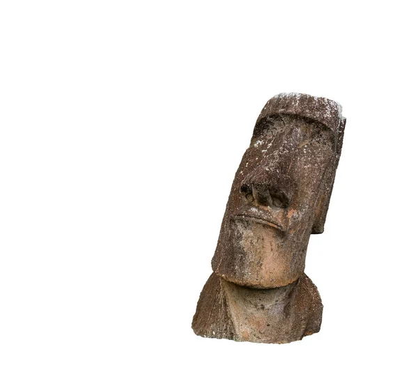 Estátua de moai torcida isolada sobre fundo branco — Fotografia de Stock