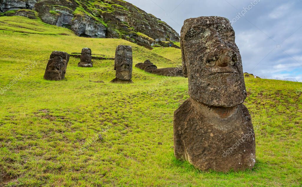 Muchas estatuas moai en la cantera de Rano Raraku 2024