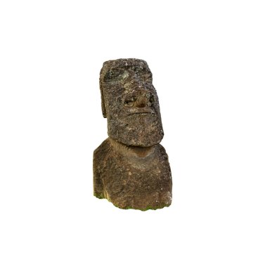Çarpık moai heykeli beyaz arkaplanda izole edildi