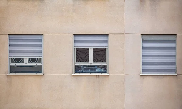 Quarantäne-Fenster in unterschiedlichen Stimmungen, Frontansicht — Stockfoto