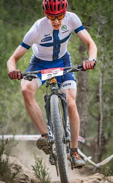 Sakari Lehtinen MTB piloto descendo rápido no campeonato MTB XCO — Fotografia de Stock