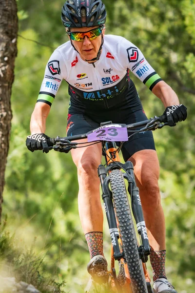 Nuria Espinosa descendiendo por el bosque de pinos durante el campeonato MTB —  Fotos de Stock