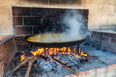 Tipik İspanyol paella 'sını ateşe hazırlıyorum.