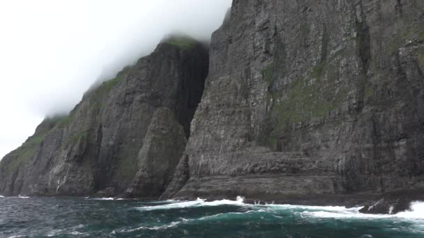 Costa empinada de acantilados de Vestmanna, Islas Feroe en lento-mo — Vídeos de Stock