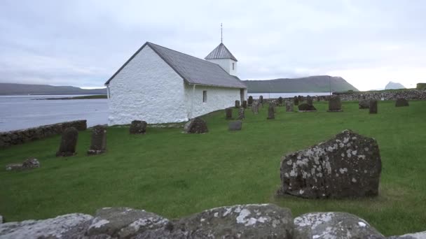 Mezarlığı ve kilisesi olan sürgülü kamera — Stok video