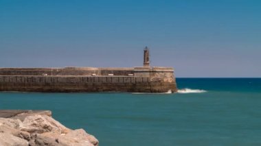 Castro Urdiales Deniz Feneri 'nin zaman aşımına uğraması, yelkenlilerin marinaya girmesi.