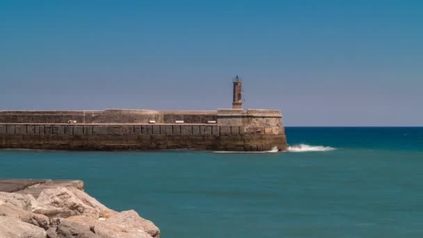Castro Urdiales Lighthouse long laps de temps d'exposition, Voiliers entrant marina — Video