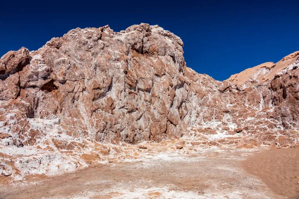 Kopalnia soli w białym kolorze pokryte ściany i głębokie błękitne niebo — Zdjęcie stockowe