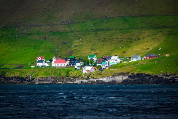 Mycket liten by i Färöarnas fjord — Stockfoto