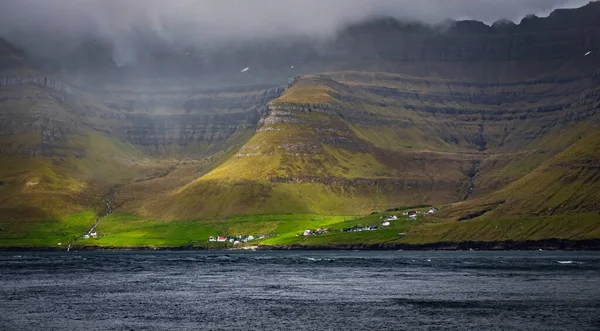 Bardzo mała wioska Kunoy na Wyspach Owczych fiord — Zdjęcie stockowe