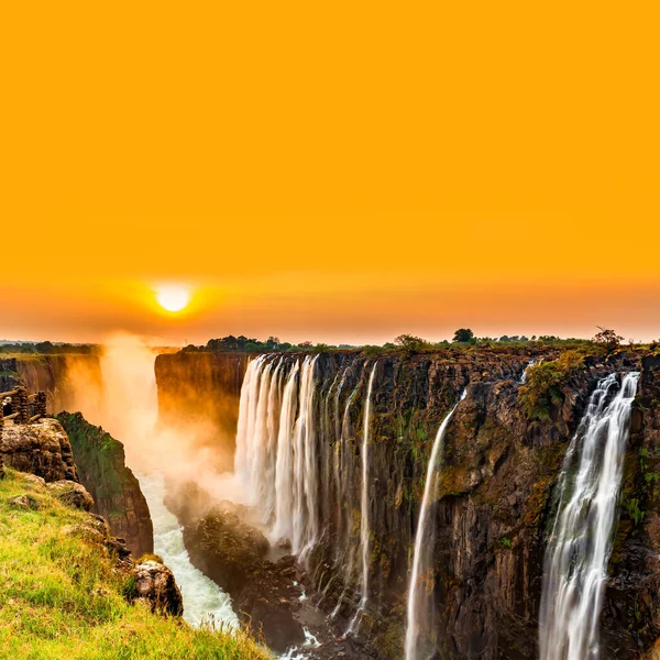 Solnedgång över Victoria Falls med orange himmel — Stockfoto