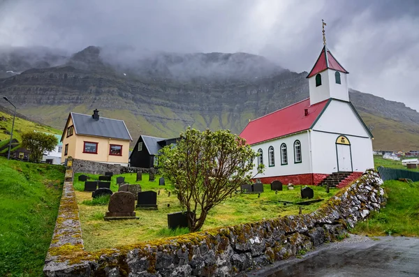 Mycket liten by med kyrka på Färöarna — Stockfoto