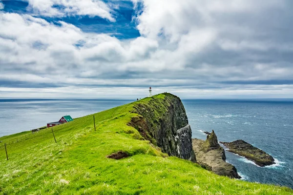 Adanın sonundaki deniz feneri. — Stok fotoğraf