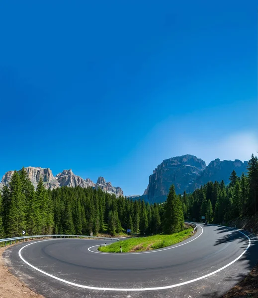 Spectaculaire u-vorm curve panoramisch uitzicht in Dolomieten, Italië — Stockfoto