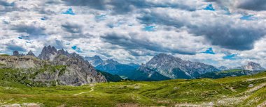 3 cime di lavaredo 'dan Dolomitler ufuk çizgisi panoramik görünümü