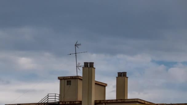 Lakóépület tető kéménnyel és antennával — Stock videók