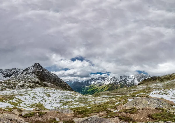 Gavia Geçidi 'nin tepesinde karla kaplı dağlar — Stok fotoğraf