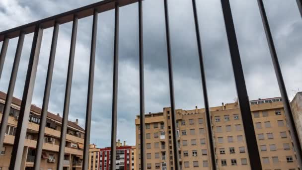 Eingesperrt hinter Gitter unter Quarantäne in der Stadt, Perspektive — Stockvideo