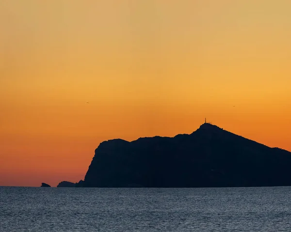 Perfil vista de montanha enorme perto do oceano — Fotografia de Stock