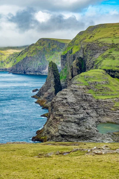Spectaculaire kust van de Faeröer, verticale samenstelling — Stockfoto