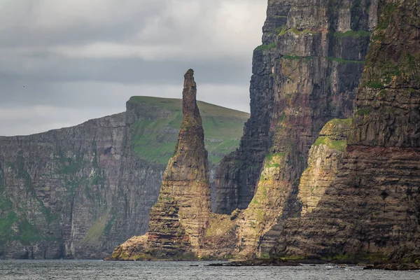 Aguja de roca en la empinada costa de las Islas Feroe — Foto de Stock
