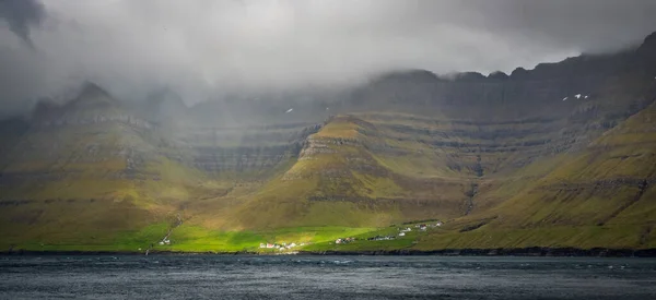 Malá vesnice Kunoy na Faerských ostrovech fjord — Stock fotografie