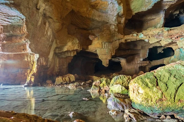 Enorme cueva con múltiples agujeros cerca del océano — Foto de Stock