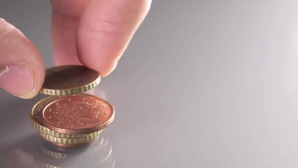 Empiler des pièces en euros de différentes tailles — Video