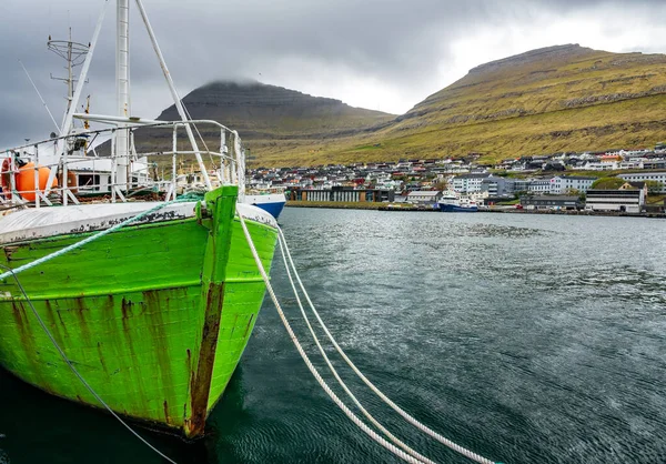 Port rybacki z łodzią w Klaksvik, Wyspy Owcze — Zdjęcie stockowe